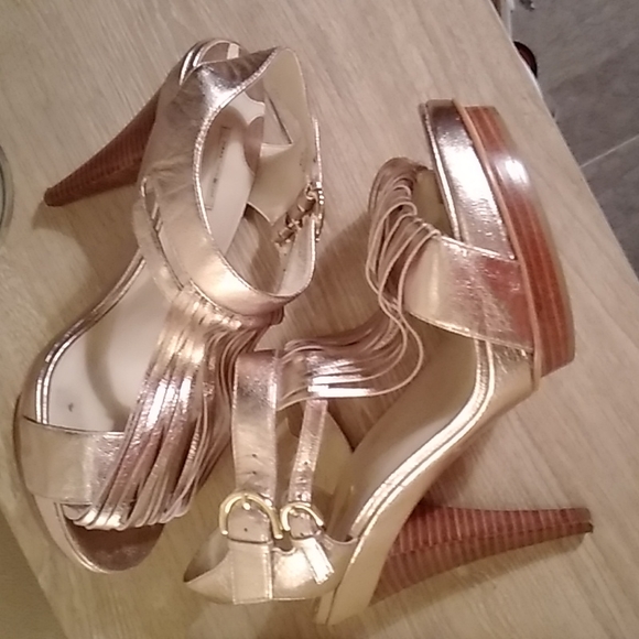 Good looking Gold platform sandals - Picture 3 of 7